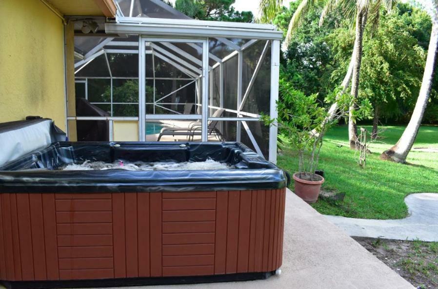 Jupiter Waterfalls - Newly Updated - Tiki Hut, Fire Pit, Kitchen, Pool Heater And More Exterior photo